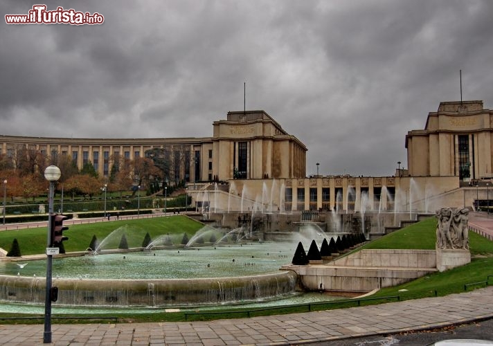 Jardins du Trocadero: si trovano a poca distanza dalla Torre Eiffel. Sullo sfondo il Palais de Chaillot