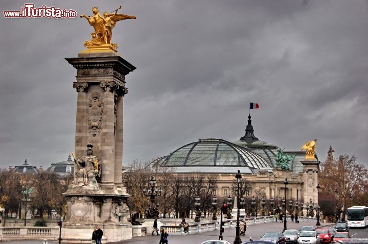 Il Ponte di Alessandro III con sullo sfondo l'edifico espositivo noto con il nome di Grand Palais