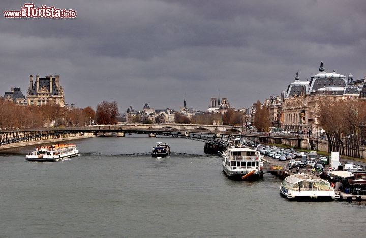 Senna con bateau-mouche: anche in inverno il fiume  solcato dai cossiddetti bateau-mouche, i traghetti che portano i turisti a compiere indimenticabili crociere circondati dai palazzi e monumenti della rive gauche e rive droit