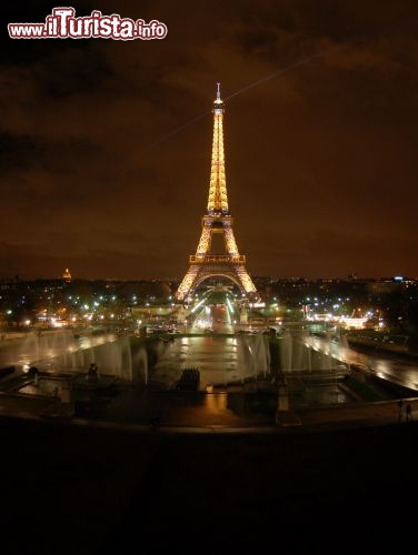 Torre Eiffel dal Trocadero: è il monumento più visitato nel mondo, ed è diventata il simbolo di Parigi. Di notte la Torre Eiffel catalizza gli sguardi di tutti i turisti che vengono nella Capitale della Francia. Quattro fari ruotanti, posti sulla sua cima, solcano di luce il cielo di Parigi