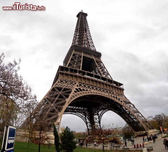 Torre Eiffel vista da sotto: l'opera di Gustave Eiffel dimostra tutta la sua imponenza. Alta 324 m � visitabile grazie a due ascensori, oppure in alternativa, ci sono ben 1.665 scalini che attendono i turisti pi� intrepidi