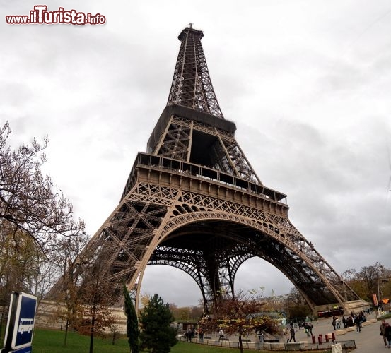 Torre Eiffel vista da sotto: l'opera di Gustave Eiffel dimostra tutta la sua imponenza. Alta 324 m  visitabile grazie a due ascensori, oppure in alternativa, ci sono ben 1.665 scalini che attendono i turisti pi intrepidi