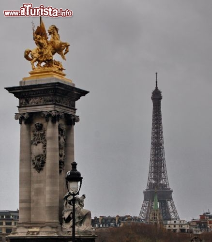 La Torre Eiffel dal ponte di Alessandro III: la grande tour si scorge da molti angoli di Parigi