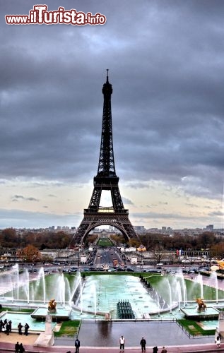 Panorama dal Trocadero: una delle viste pi suggestive della Torre Eiffel si gusta dalla cima del Trocadero. Da qui si po cogliere l'intero profilo della torre, il tutto reso pi armonico dalle fontane dei Jardins du Trocadero