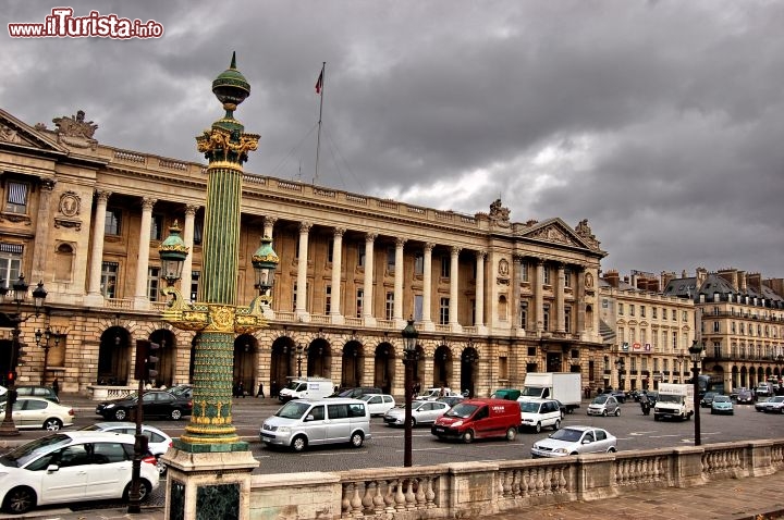 Place de la Concorde: una colonna rostrale abbellisce la piazza