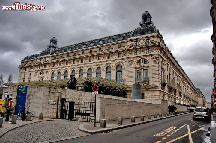 Il Musee d'Orsay, costruito dall'architetto Victor Laloux,  contiene meravigliose opere impressioniste e post impressioniste, da fuori seduce per il suo stile eclettico di fine 19 secolo