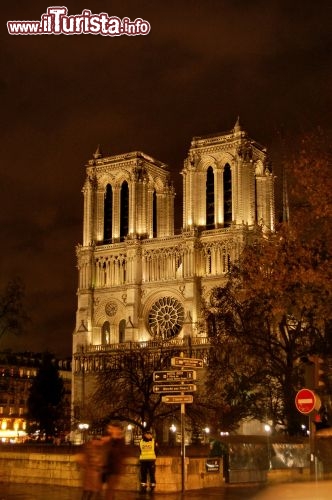 Notre Dame by night: anche di sera la cattedrale gotica cattura i visitatori di Parigi con il suo fascino cristallino