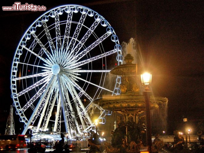 Place de la Concorde di notte si accende di luce e vita notturna