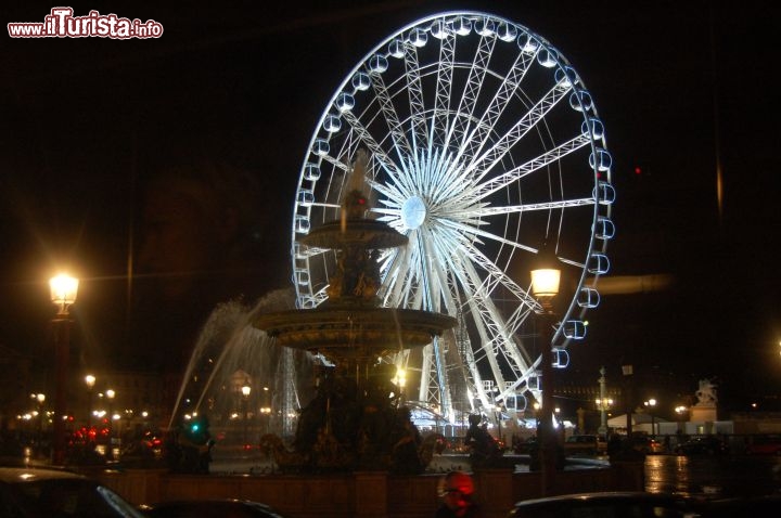 La grande ruota installata a Place de la concorde a Parigi