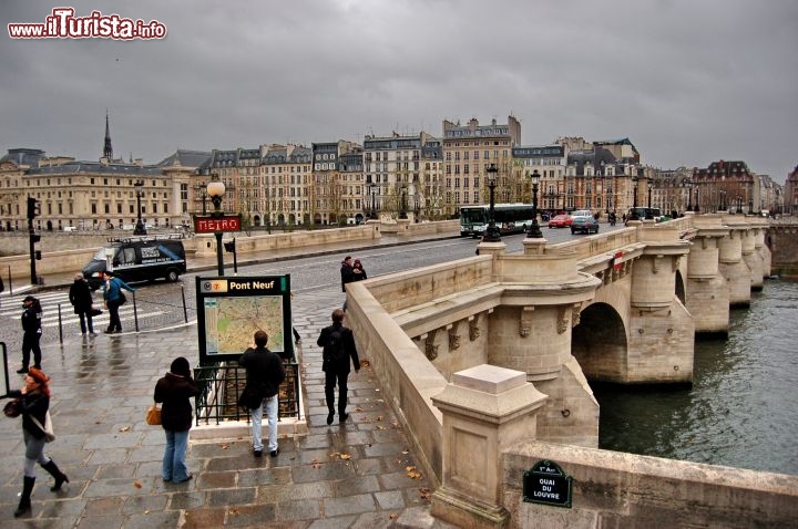 Pont Neuf a Parigi: a dispetto del nome, è in realtà il ponte più antico della capitale francese, il primo che fu costruito in pietra da Enrico III