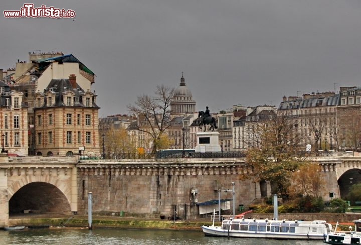 I quartieri di Parigi nei pressi di Pont Neuf rendono piacevole il passeggio lungo la Senna