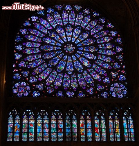Rosone nord di Notre Dame:raffigura scene dell'antico testamento. Ha un diametro di 13 metri.