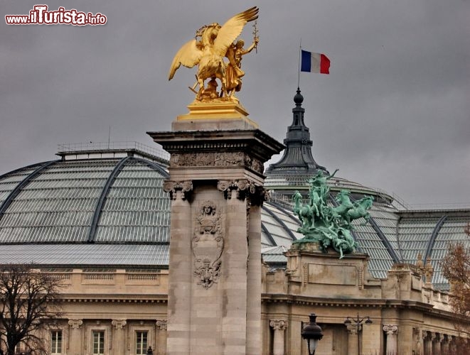 Grand Palais: uno scorcio dell'ex palazzo delle esposizioni  come si pu ammirare dal ponte di Alessandro Terzo