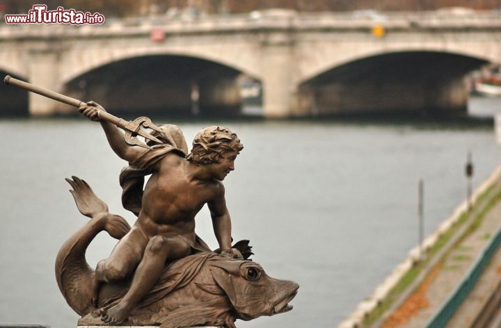 Senna: una statua sul fiume di Parigi