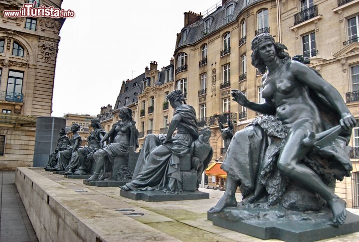 Musee d'Orsay, statue. Un tempo questa costruzione era una stazione ferroviaria, che ha rischiato di essere demolita prima di diventare un importante museo di Parigi