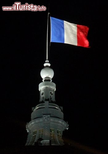 Il tricolore blu, bianco e rosso che garrisce nella notte di Parigi: sventola fiera 