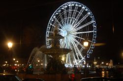 La grande ruota installata a Place de la concorde ...