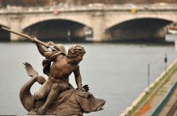 Senna: una statua sul fiume di Parigi