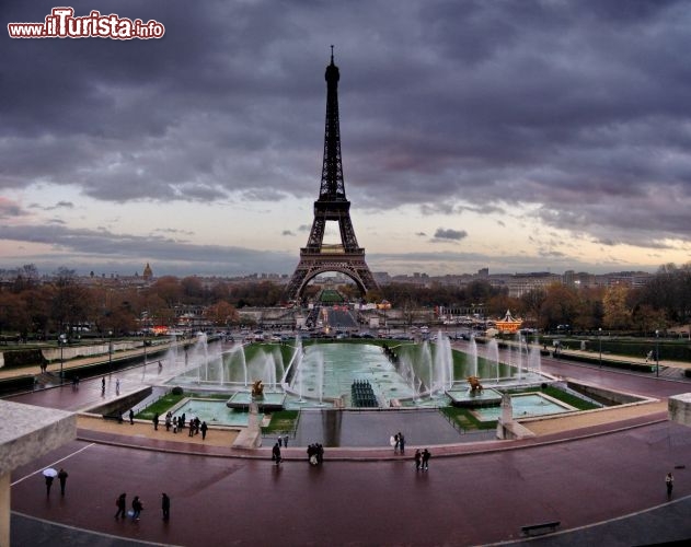 Torre Eiffel al tramonto: la vista del simbolo della capitale della Francia rende meno 