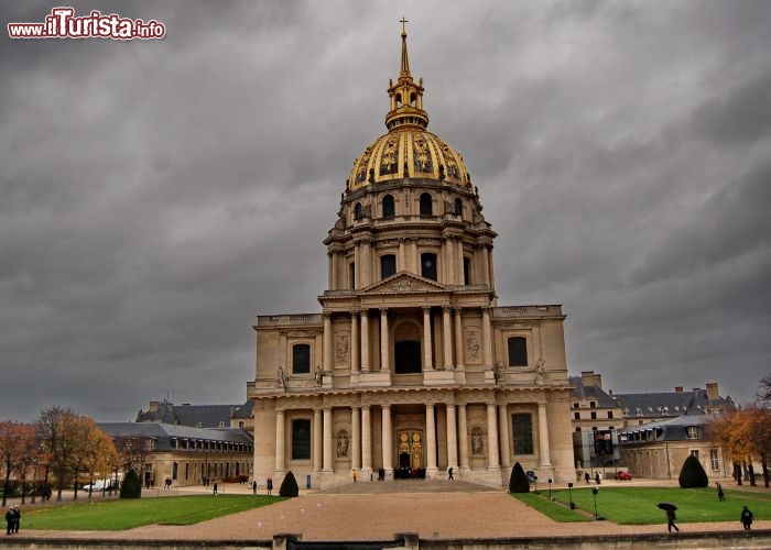 La Cappella degli Invalidi, capolavoro del barocco francese,  è l'edifico più appariscente dell'Hôtel des Invalides