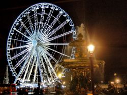 Place de la Concorde di notte si accende di luce ...