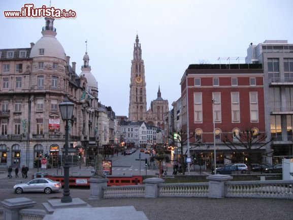 Immagine A spasso per le piazze e le strade di Anversa