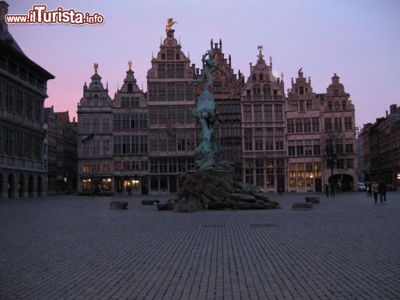 Immagine A spasso per le piazze e le strade di Anversa