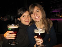 Io e Elisa in un brindisi con la birra locale