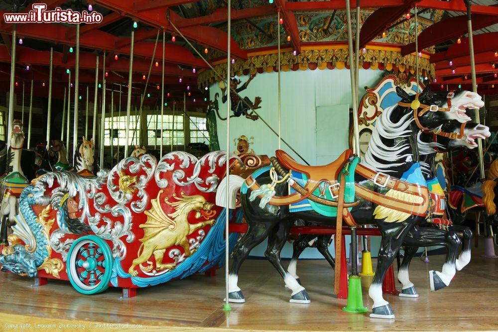 Immagine I 57 cavallini in legno dell'antica giostra di Central Park carousel inaugurata nel 1871 - © Leonard Zhukovsky / Shutterstock.com
