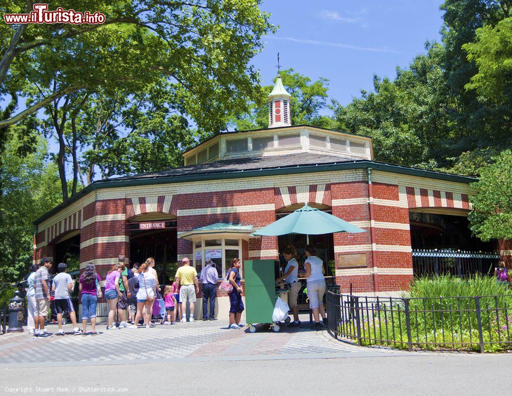 Immagine La famosa Central Park Carousel, la giostra i New York CIty, che attira ogni anno più di 250.000 bambini ogni anno- © Stuart Monk / Shutterstock.com