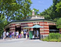 La famosa Central Park Carousel, la giostra i New York CIty, che attira ogni anno più di 250.000 bambini ogni anno- © Stuart Monk / Shutterstock.com