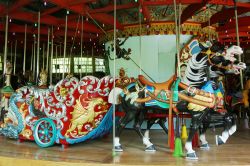 I 57 cavallini in legno dell'antica giostra di Central Park carousel inaugurata nel 1871 - © Leonard Zhukovsky / Shutterstock.com