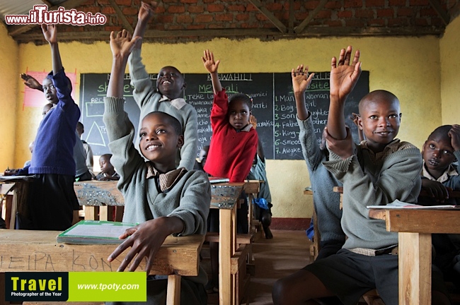 A scuola in africa di Jon Mccormack  www.tpoty.com