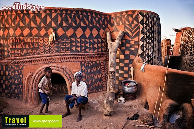 Casa di fango con geometrie affascinanti, di Louis Montrose  www.tpoty.com