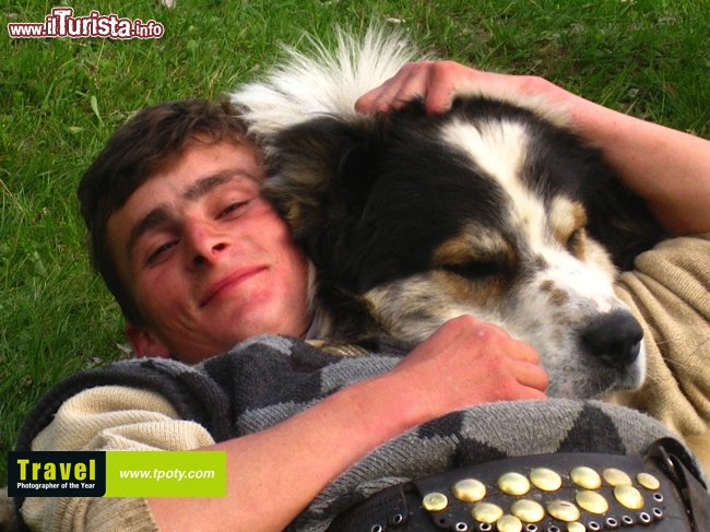 Minna Graber ci regala uno scatto dalle Alpi: il giovane pastore e il suo fedele cane  www.tpoty.com