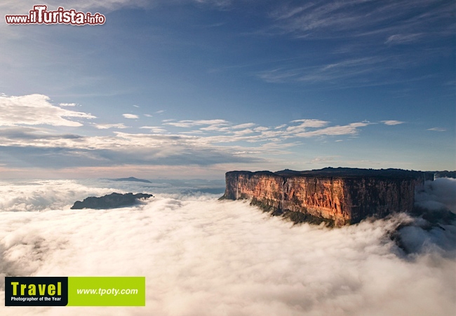 Philip Lee Harvey ci mostra il fascino del tepuy di Roraima al confine tra Venezuela e Guayana  www.tpoty.com