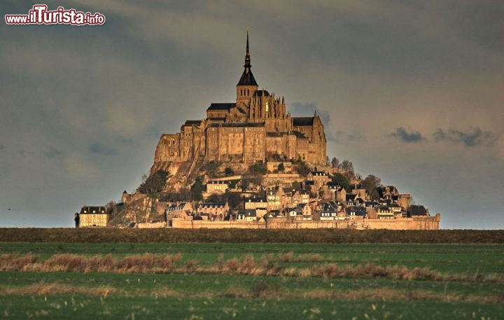 La splendida solitudine di Mont Saint-Michel sulla piana tidale