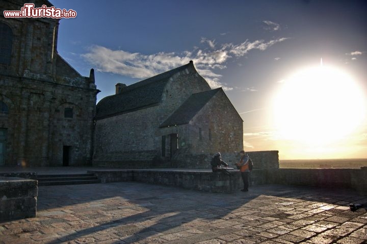 Alba vista dalla terrazza panoramica a fianco della Abbazia di Mont Saint-Michel