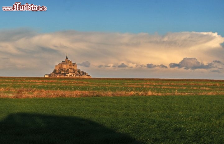 Arrivo a mont saint michel che domina la baia