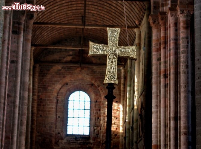 Crocifisso dentro labbazia di mont saint michel