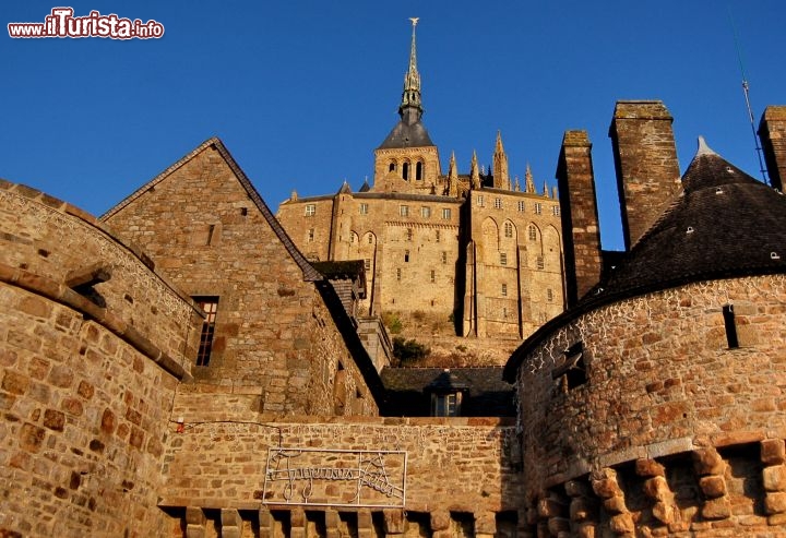 Da fuori Mont Saint-Michel sembra davvero  inespugnabile