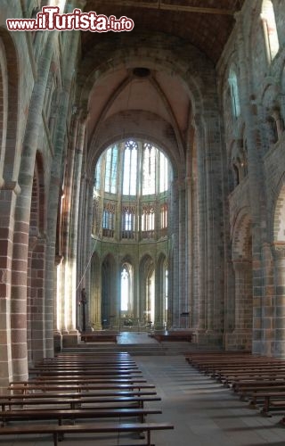 Dentro l'abbazia gotica di Mont Saint-Michel la navata centrale