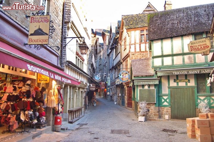 I negozi dentro mont Saint Michel lungo la Grand Rue