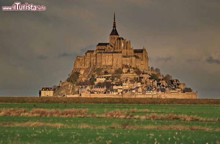 I primi raggi di sole illuminano l'Abbazia fortificata