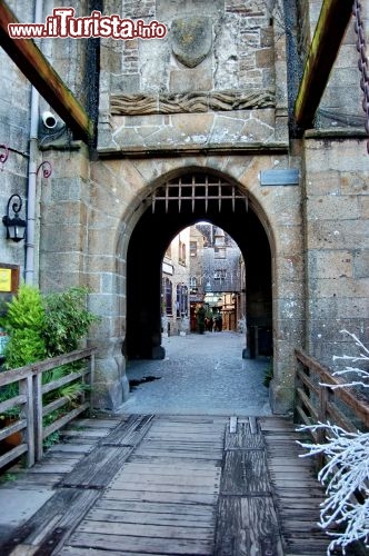 Ingresso nella cittadella di Mont St Michel e il ponte levatoio