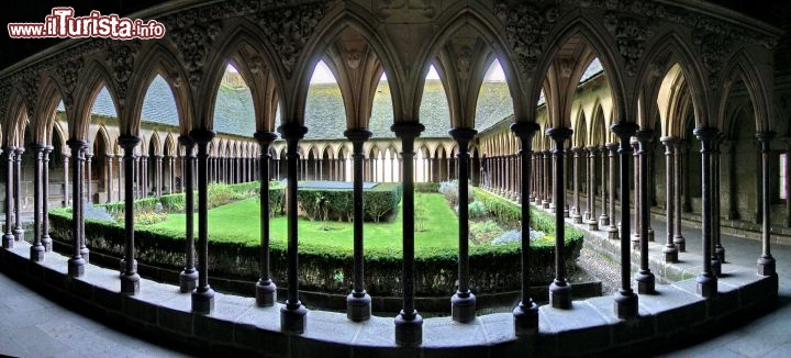 Le esili colonne del Chiostro de la Mervelle a Mont St Michel