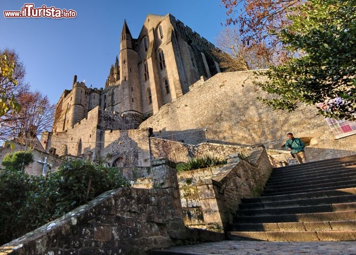 L'imponente lato sud dell'Abbazia fortificata