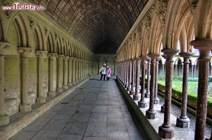 Mont St Michel: dentro al chiostro gotico