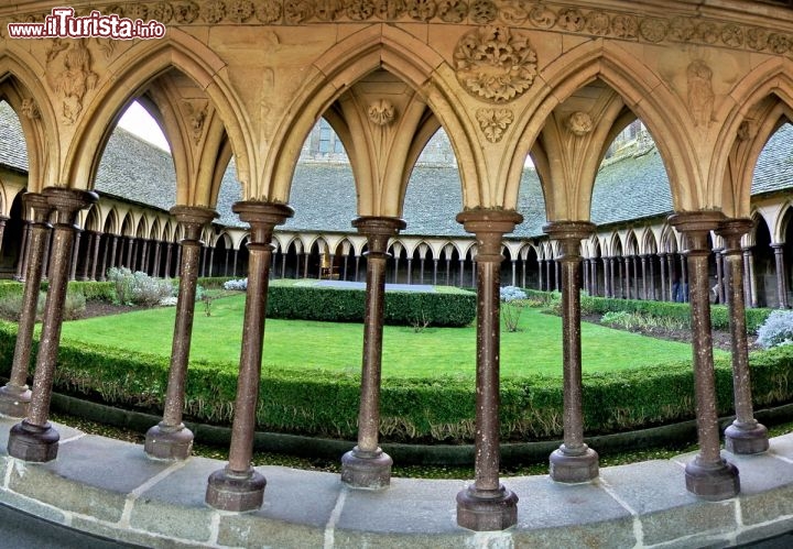 Mont Saint Michel, un dettaglio del Chiostro de la Mervelle