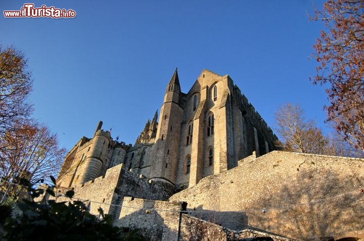 Mont san michelle limponente mole del castello e abbazia
